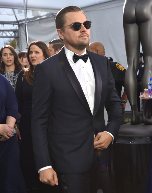 KLASSISK: Leonardo DiCaprio var kledd i en klassisk sort dress for anledningen. Foto: NTB Scanpix KLASSISK: Leonardo DiCaprio var kledd i en klassisk sort dress for anledningen. Foto: NTB Scanpix